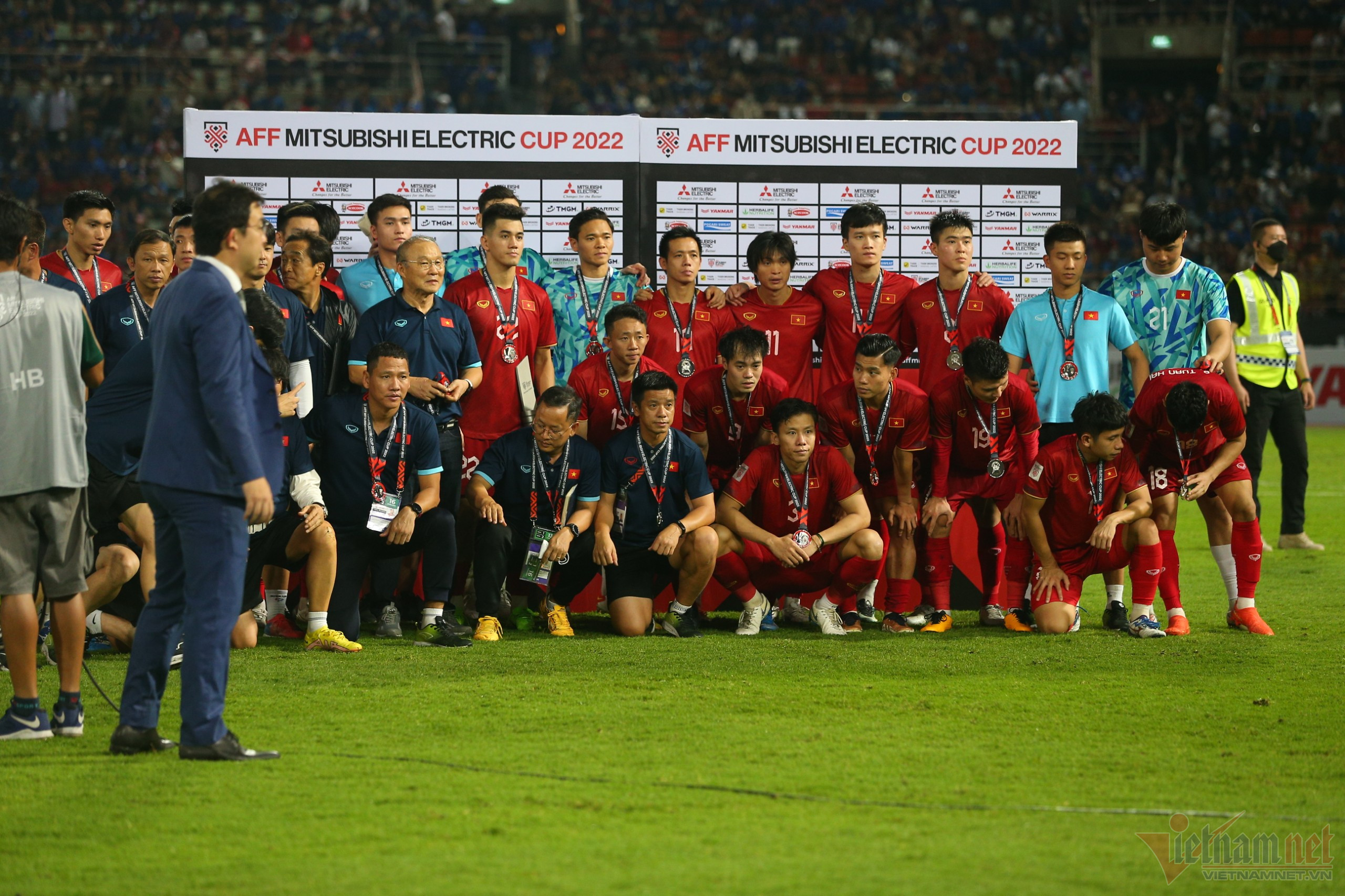 ve-nhi-tai-aff-cup-dt-viet-nam-van-nhan-cu-hich-lon