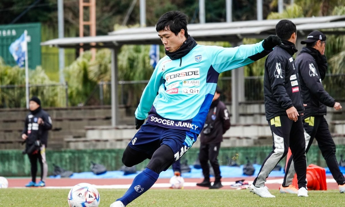 cong-phuong-lan-dau-duoc-ra-san-da-90-phut-cho-yokohama-fc-tu-khi-j-league-2023-khoi-tranh