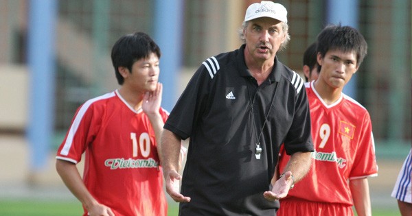 van-quyen-vinh-biet-hlv-alfred-riedl-nguoi-da-chung-kien-ca-vinh-quang-lan-toi-loi-cua-than-dong-bong-da-viet-nam