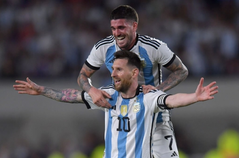 ve-tuyen-argentina-messi-khien-hlv-lionel-scaloni-bat-khoc