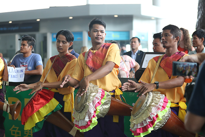 thay-tro-hlv-troussier-duoc-nuoc-chu-nha-campuchia-tiep-don-hoanh-trang-tu-san-bay-trong-dong-co-mo-o-khach-san-du-ca