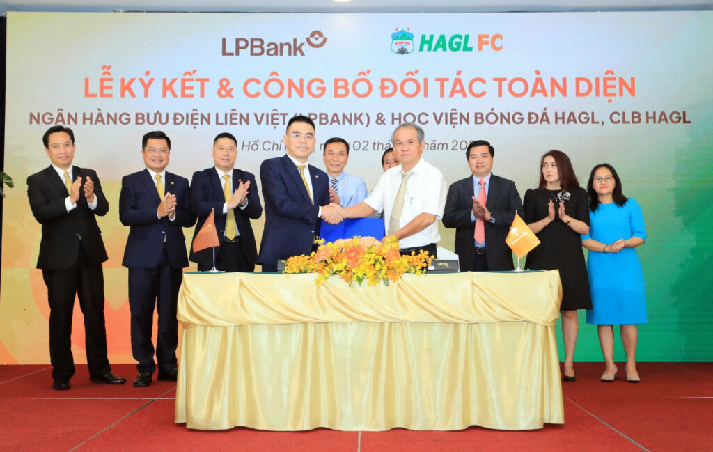 Bầu Đức đổi tên CLB thành LPBank HAGL