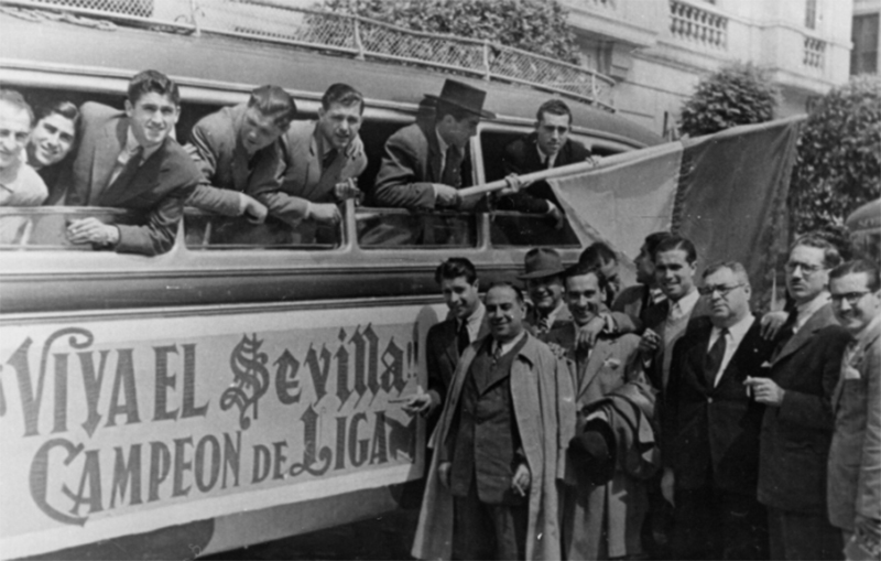 xe-bus-dieu-hanh-mung-chuc-vo-dich-cua--sevilla-nam-1946