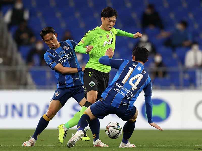 Soi kèo Jeonbuk vs Ulsan lúc 17h00 ngày 5/3/2024