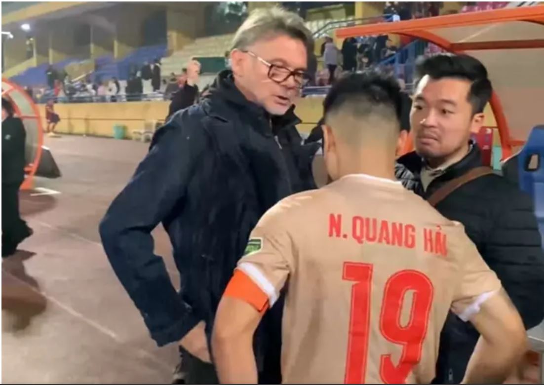 Ông Troussier xuống động viên Quang Hải