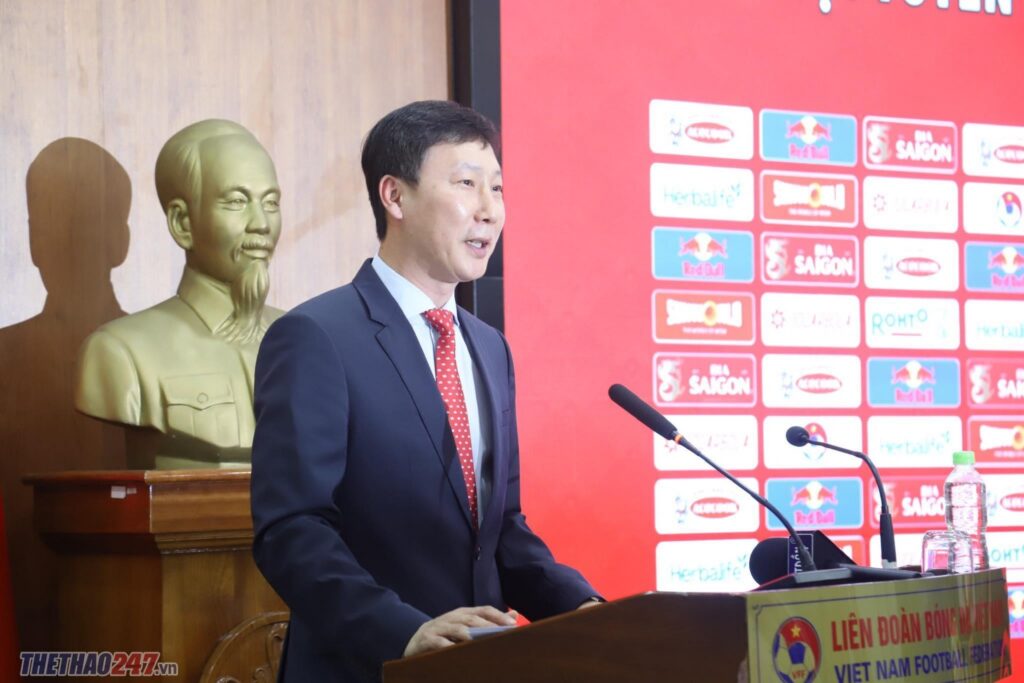 HLV Kim Sang Sik nhắc đến HLV Park Hang Seo khi dẫn dắt ĐT Việt Nam