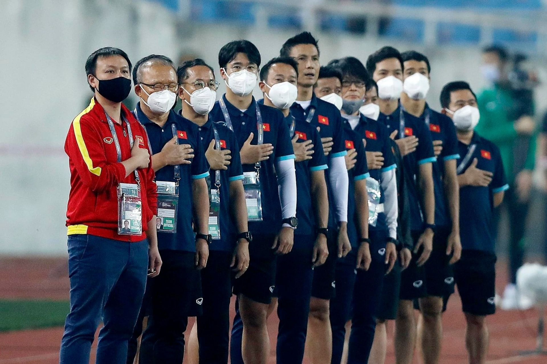 Trợ lý thể lực Park Sung Gyun (thứ 4 từ trái qua) từng cùng HLV Park Hang Seo thành công với bóng đá Việt Nam