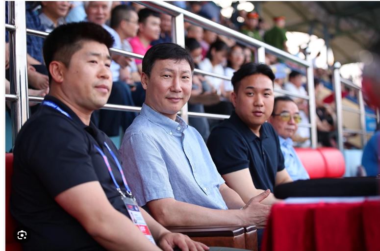 HLV Kim Sang-sik đang tích cực theo dõi V.League để chuẩn bị gọi người lên ĐT Việt Nam đầu tháng Sáu này.
