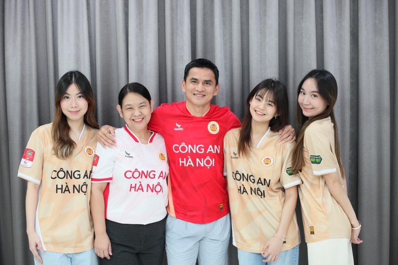 HLV Kiatisak nhận được sự yêu mến của rất nhiều NHM và truyền thông Việt Nam