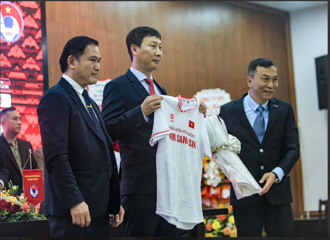HLV Kim Sang-sik được giao chỉ tiêu vào đến chung kết AFF Cup 2024
