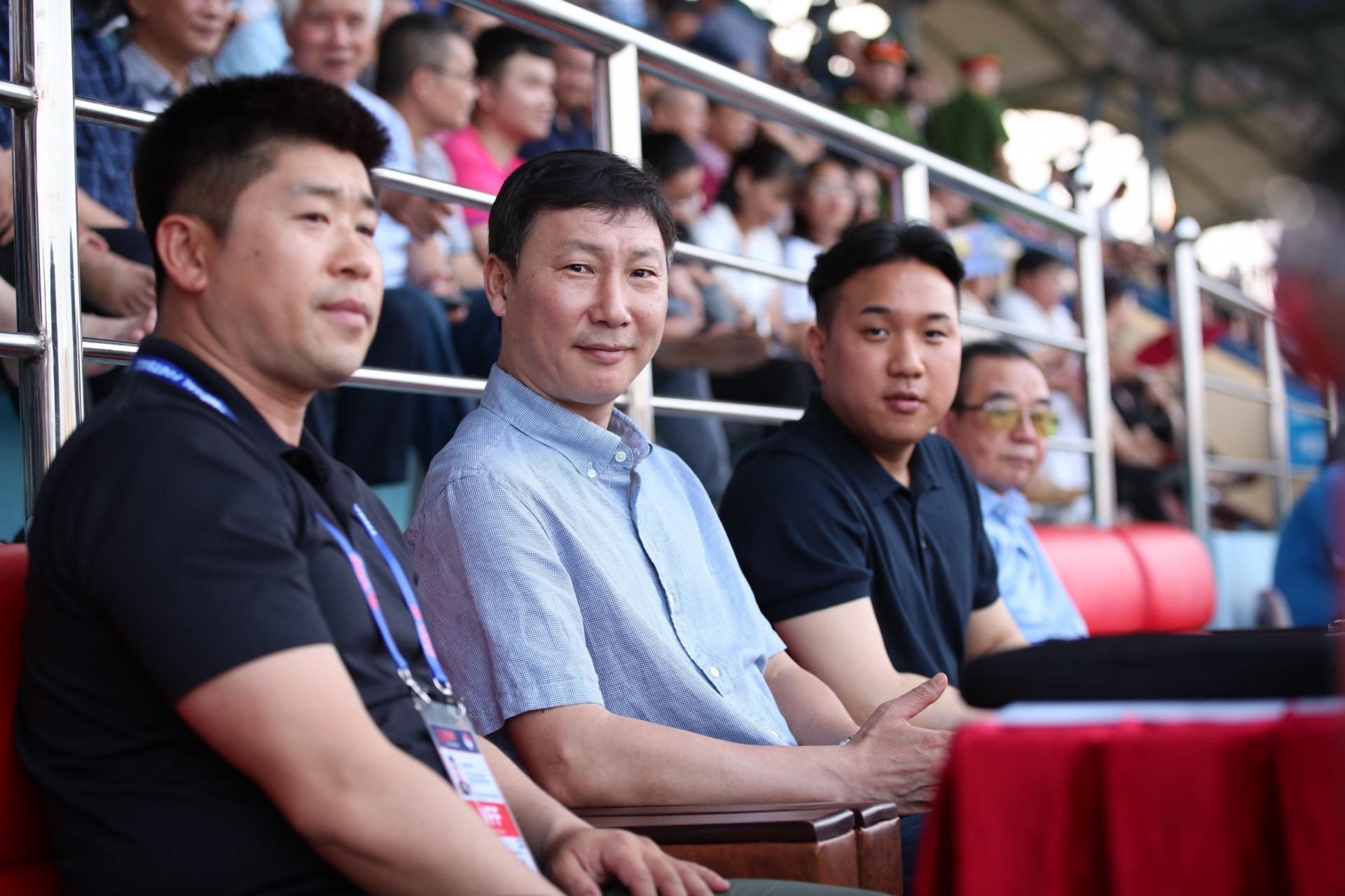 HLV thể lực An Sang-wuk (bên trái) cùng HLV Kim Sang Sik dự khán trận đấu