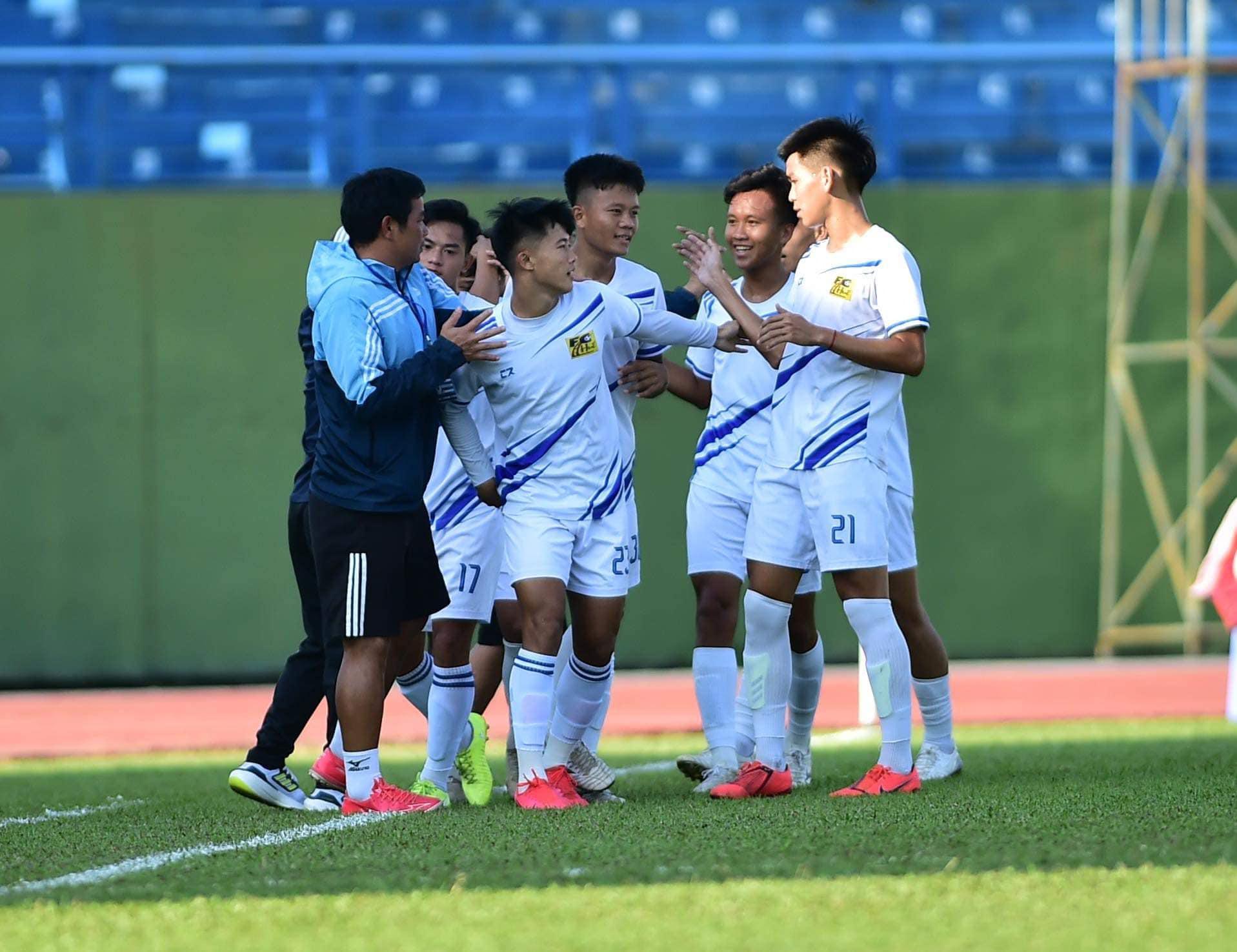 Trợ lý Lê Văn Trương và 5 cầu thủ Huế lên U19 Việt Nam