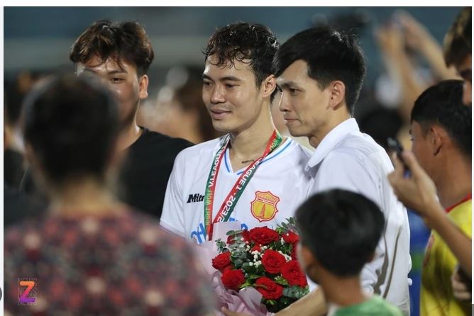 Văn Toàn lần đầu tiên vô địch V-league trong sự nghiệp