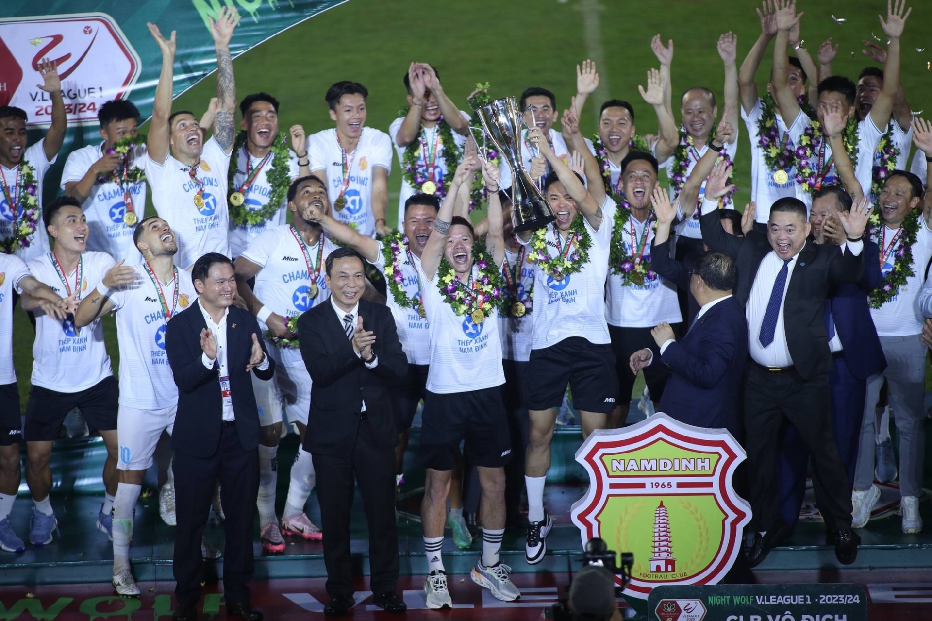 CLB Nam Định vừa nâng cúp vô địch V-League 2023/24 