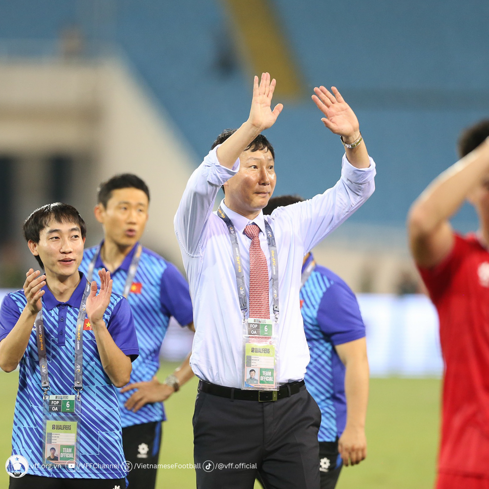 HLV tuyển Việt Nam - Kim Sang Sik đã đi cảm ơn và chào người hâm mộ Việt Nam sau khi thắng Philippines 3-2. 