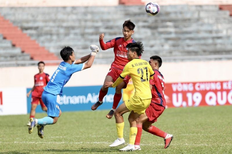 U19 Khánh Hòa (đỏ) thi đấu với U19 Hà Nội