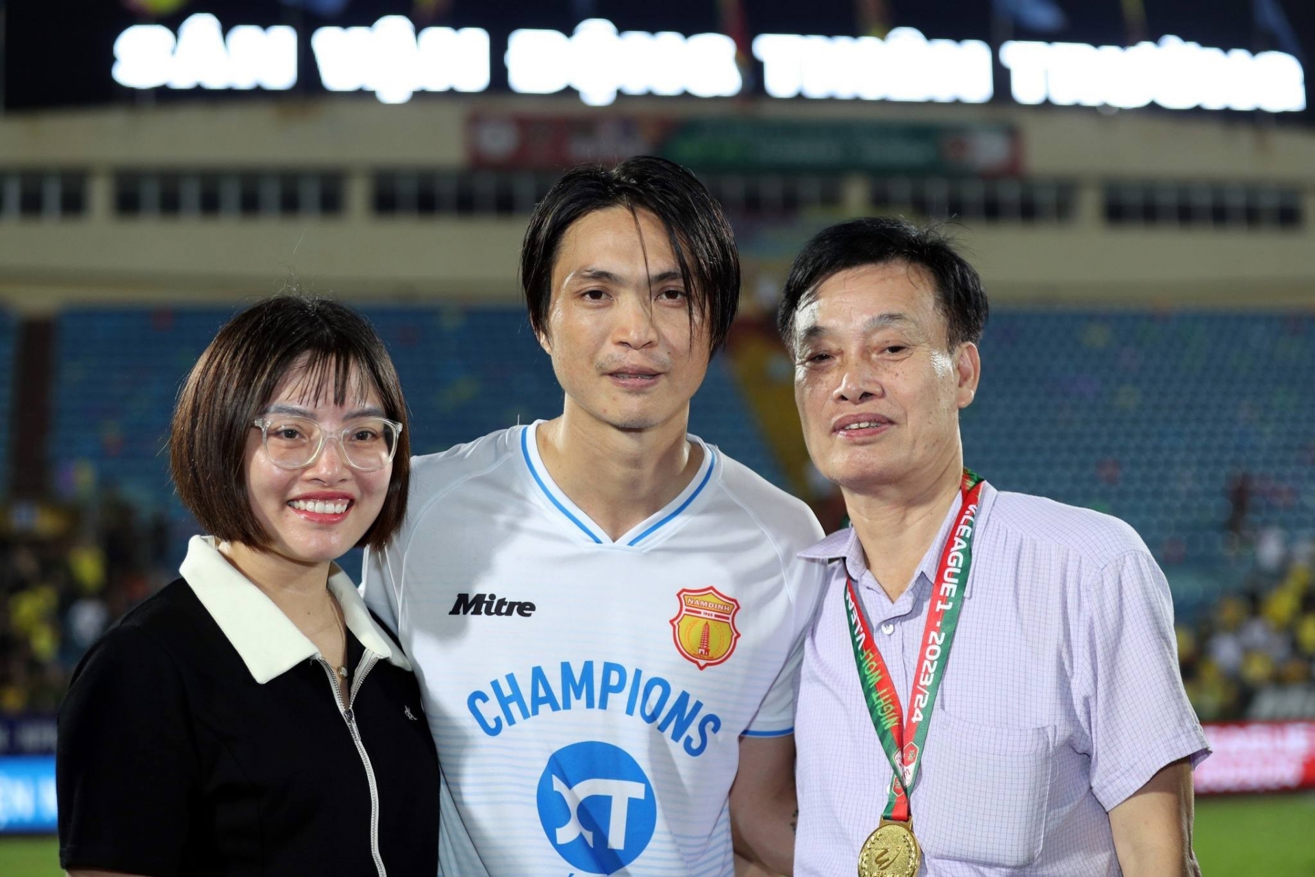 Tuấn Anh vừa cùng CLB Nam Định nâng cao cúp vô địch V-League 2023/24