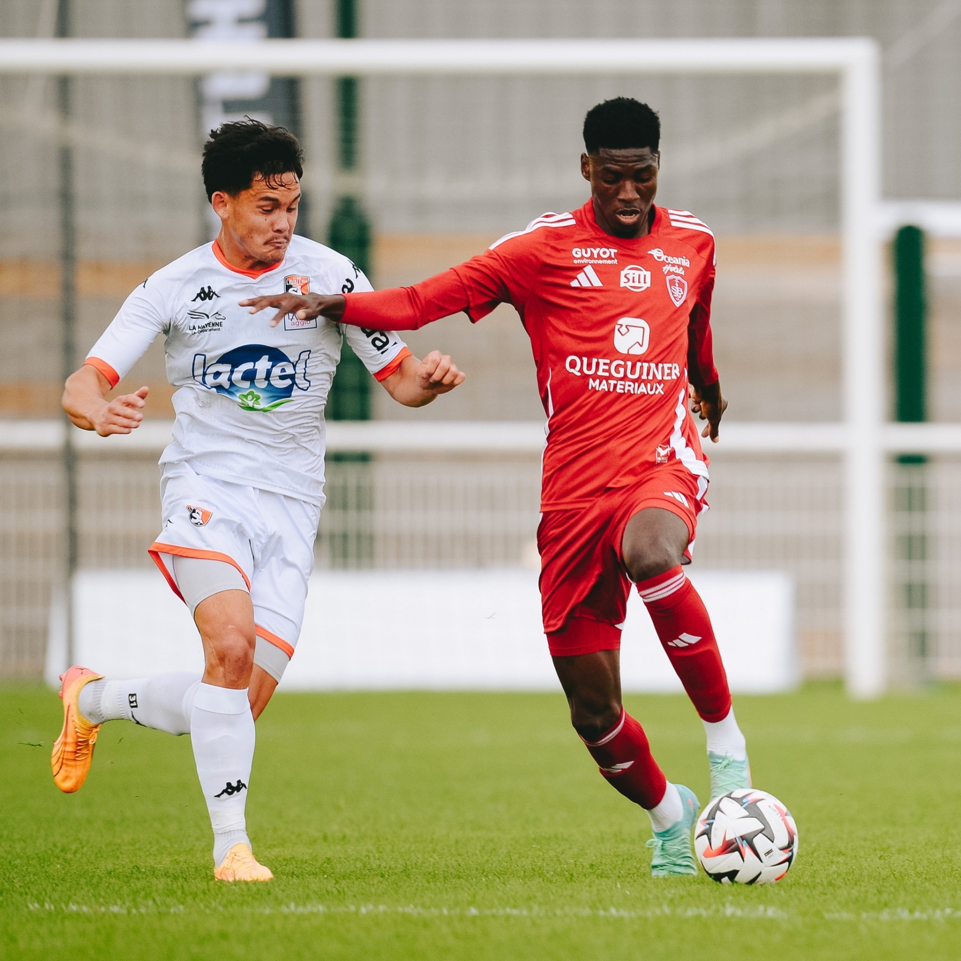 Aymeric Faurand-Tournaire (trái) ra sân thi đấu giao hữu cho đội một của CLB Stade Laval